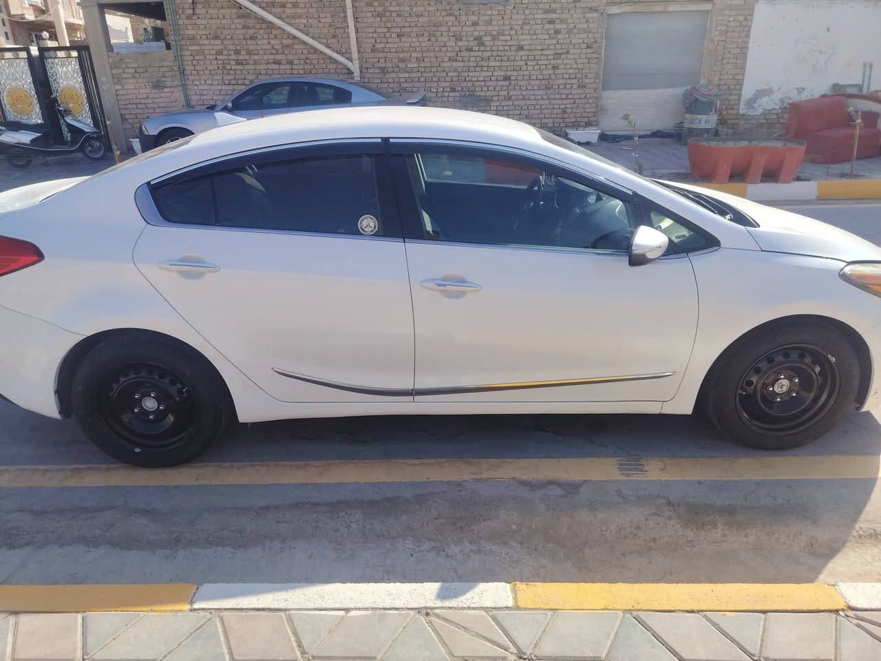 سلام عليكم كيه فورتي للبيع موديل 14 وارد أمريكي جديده محرك ٢٠٠٠... محرك.. وكير.. وتبريد... كفاله... تخم تايرجديد.... سياره بسمي تحويل ثاني يوم .... حادثهه تبديل جاملغ امامي ايمن فقط بدون دواخل... السعر.... 110.. وبيهه مجال.... ***********............... العنوان الكوت
