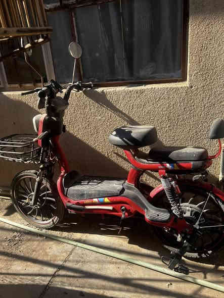 لسلام عليكم دراجه شحن حجم 20  نقصها بس بطاريات  وياه شاحنه الاصليه وسويج كهربائيات كله شغاله العنوان بغداد الدورة مجاور مجمع نخيل بغداد السعر 200وبيها مجال رقم الهاتف***********
