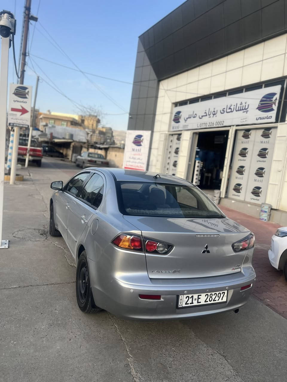 لانسەری قرش مۆدێل ٢٠١٦ 
مەکینە ٢٠ ی مەرغوب 
١١٠ هەزار ڕۆشتوە 
سەیارەکە زۆر تازەیە و مەکینەو گێڕ بە شەرت نەکراوەتەوە 
سەنەوی تا ٢٨ تازەیە 
تایەکانی تازەیە 
کاڵبونەوەی نییە
سعری١٠٦ گەڵایە 
کامل مەسروفی کراوە 
سێ پارچەو کارتێکی هەیە 
مشتەریت تەلەفون بکە لەگەڵ ڕێزم 
***********
