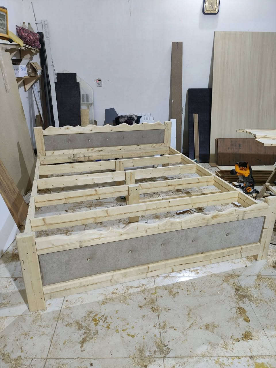 جرباية نفرين قطعة وحدة 
خشب طبيعي 100 ال 100 
تتحمل وزن ثقيل 
باقي طبقة المنامية راح نخلي بلوك اسود مقاوم 18 ملم 
العنوان خانقين داره كوناره 
مقابل محطة كه لات لتعبئة ماء الشرب 
***********
