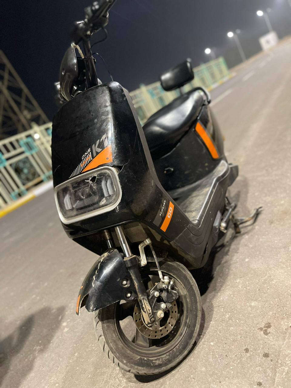 سلام عليكم اخوتي دراجة شحن k1 دراجة تخبل فول 5 بطاريات كبار تشحنها 5 ساعات تبقى من يوم إلى يومين الكهربائيات كلها شغالة بس بيها كسر بالجامة مال الايت بس مامأثر على قوة الايتات بصمة وسويج هيه وشاحنتها تمشي 71 حقيقي السعر 550  وأنه بخدمتكم اخوتي يرجو الأتصال على هذا الرقم: ***********  ( وذا عدك ماكس عدلة اراوسك)
