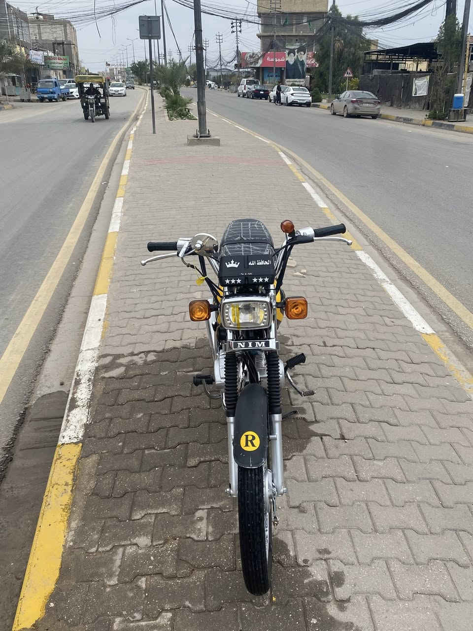 السلام عليكم حبايب دراجه اربع كير مديل 25 نضيفه مامفتوح كلها بدلادي برغي تجاري مابيها دراجه كلك كلك بدون اوراق سعرها 450 وبيها مجال حك جيه مكاني كربلاء حي النصر مامتواجد علنت ذا شراي اتصل***********
