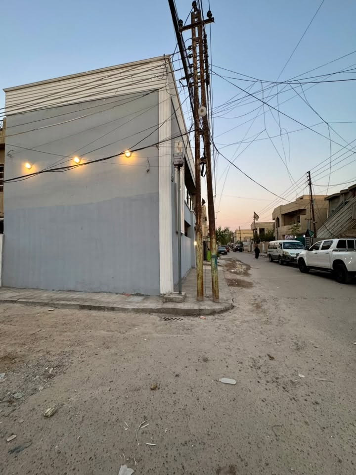 ياالله
السلام عليكم دار للبيع ركن بناء جديد واجهة 10 / نزال 6 
المنطقة / حي الجهاد / مربع( الفين) قرب شارع التجاري 
المساحه / 60 متر / واقع حال البيت 65 متر ركن
للعلم / يوجد كيبلات دفن للكاميرات والسبالت والستلايت 
البيت مرتب جديد ومحد ساكن بي بعد 
الطابق الثاني / خرفيتين نوم وصحيات وبلكونه 
الطابق الاول / صاله وهول ومطبخ وصحيات 

استفسار /***********
