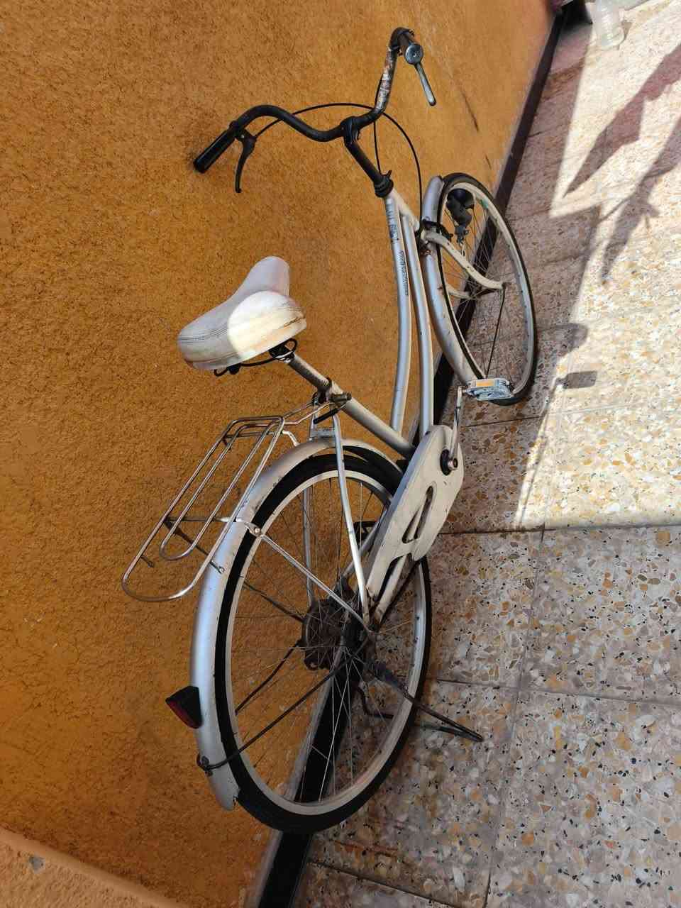 السلام عليكم اخوان بايسكل سياحي حجم 26 الأصلي مديل 2014كامل امكمل نضافة كدامكم بل صور
بريك امامي شغال ابريك خلفي شغال التايرات نضيفات الاصليات مالت الباله شرط الرنكات نضيفات بس عندك الوره بي ملعب يرادله تكبين انا اطيحلك افلوس التكبين سرج طبي 
كامل امكمل 
مكاني بصره صبخة العرب 
سعره 65الف وبي مجال 
رقم ***********
