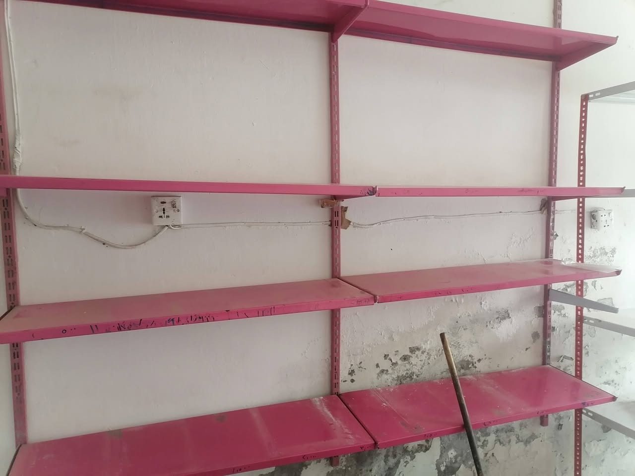 🔴 للبيع رفوف وفاترينة بحالة جيدة 🔴
• رف خشبي أبيض كبير مقسّم – مناسب مكتبة أو محل
• فاترينة زجاج للعرض – نظيفة وما بيها كسر
• رف حديد مخزني عملي وقوي
📌 الحالة: مستخدمة وبحالة جيدة
📌 مناسبة للمكتبات، المحلات، المخازن
📌 سبب البيع: عدم الحاجة
💰 السعر:  500 مناسب وقابل للتفاوض 
📍 الموقع: ( بعقوبة تقاطع السادة )


**إذا كنت صاحب هذا الإعلان وتريد حذفه لأي سبب، رجاءا أرسل رسالة إلى الدعم الفني**