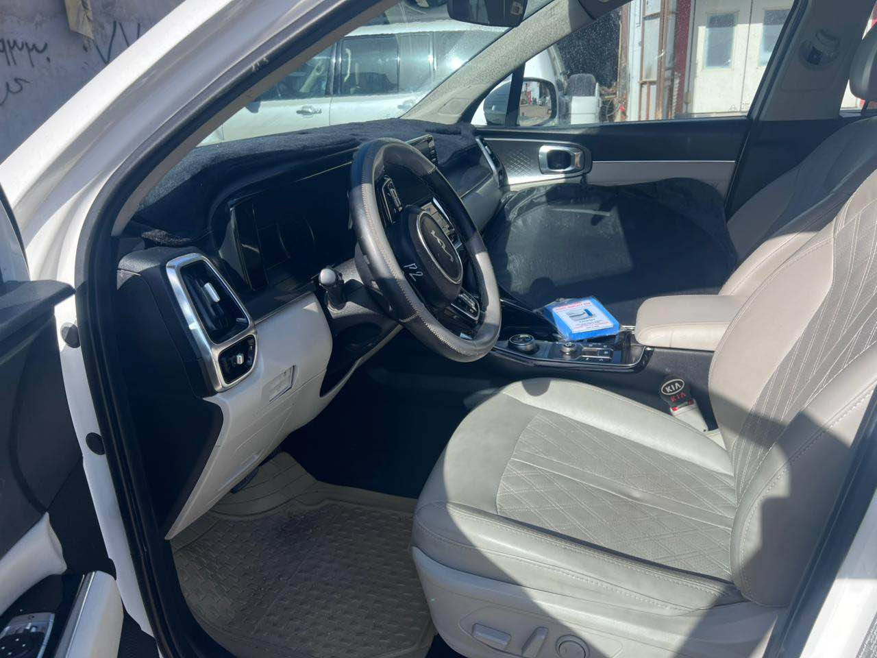 السلام عليكم للبيع سورنتو 2022
خليجي 6 سلندر رقم اربيل دولي 
7 راكب فول مواصفات عدا بنورما 
معروف مواصفات الخليجي 
بيها صبغ بالتكمه اللي بصفحة السايق 
موضع بالصوره وبنيد مصبوغ بدون تبديل 
وتقريبا شبر من الكصه بالقماره 
السعر 190 وبيها مجال مكان بصره خمس ميل 
*********** البصرة, العراق
