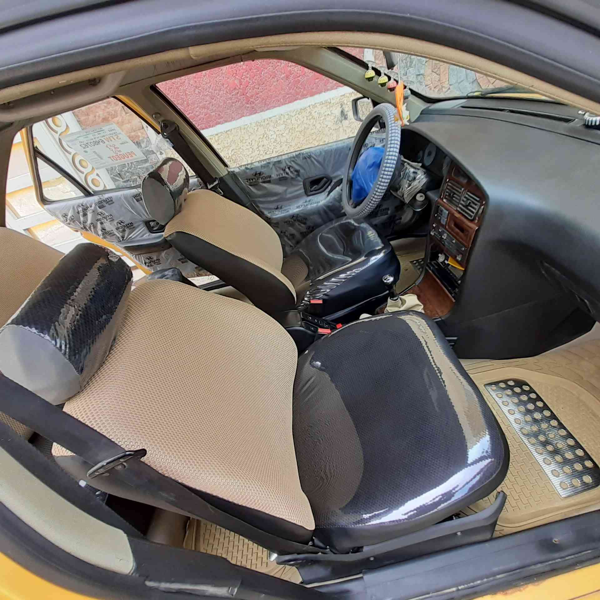 بيجو بارص جاهزه واسط رقم جديد تحويل مباشر 35$قفل مالبيع كانت معروضه 38$بسبب طخه باب خلفي نزل سعر
 ***********اتصال واتس اب تفاصيل
 مصفره هيئه وغرامات بيع مراوس حسب لقناعه
تخم تاير صدر كامل مع دبلات عينه وصينيه فلاوين ومشط ستيرن كامل فلنجات دسكات بنزات كله جديد دوشمه كشنات ارضيه جدد كير محرك نظاف بيه تنقيص فقط قليل
كافه تفاصيل سياره
