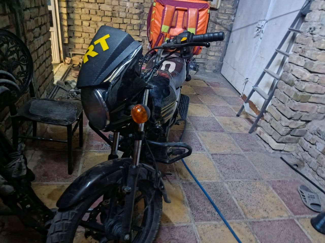 السلام عليكم TVS للبيع مرقم تحويل ثاني يوم كفاله عامه المحرك ما مفتوح الدراجه خير من الله كلها ختم واحد 
تجي تكلب عيب واحد ما تلكه بيها كفاله عامه شرط
السعر 2200 وبيها مجال 
مكاني بغداد قرب السيديه 
الواتساب ***********
