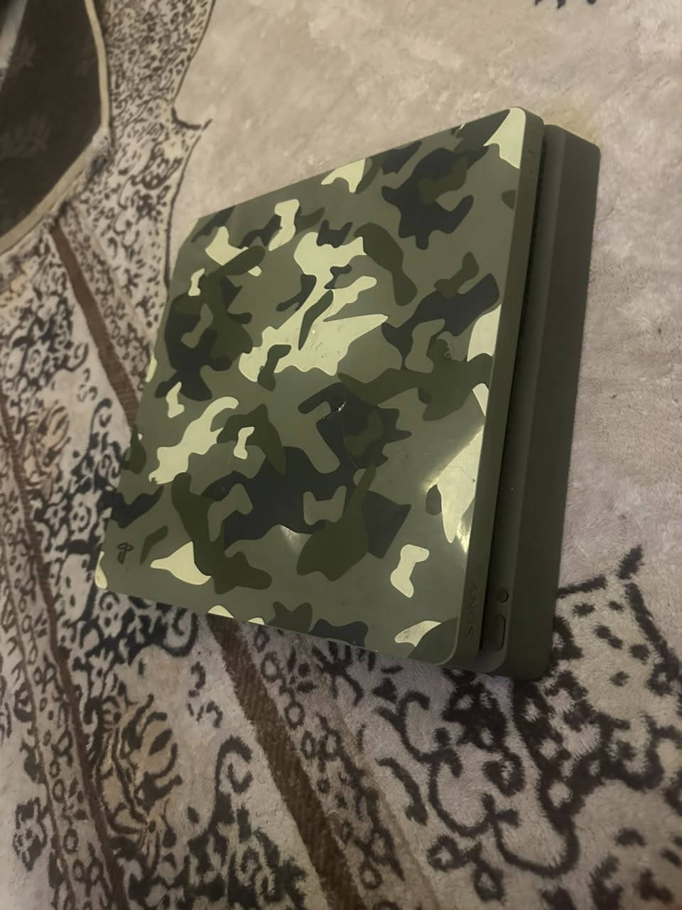 سلام عليكم 
بلي فور 4 سلم واحد تيرة
جهاز جديد ابد ممفتوح 
يدة اصلية جديدة 
سعرة 250
مكاني شعب حي سومر 
رقم .***********
