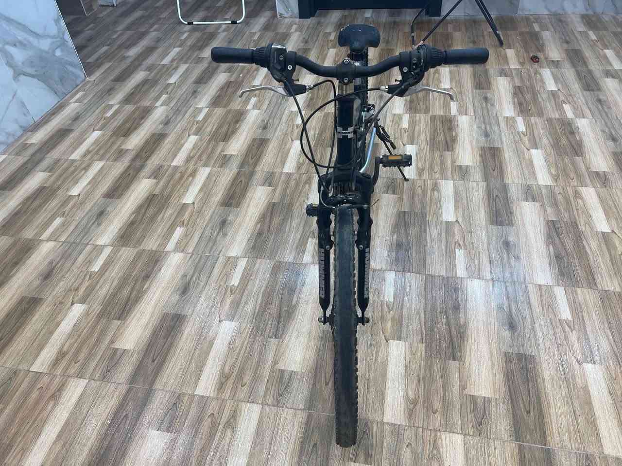 🚲 بايسكل هامر (HUMMER) جبلي أصلي للبيع 🚲
الميزة: قابل للطي (طواية) ومزود بدبلات أمامية وخلفية لراحة تامة.
الحجم: 26
 * السعر: 105,000 دينار (وقابل للتفاوض البسيط).
 * للتواصل: ***********
*المواقع: حي الجزائر/مقابل اطفائية الجزائر.
