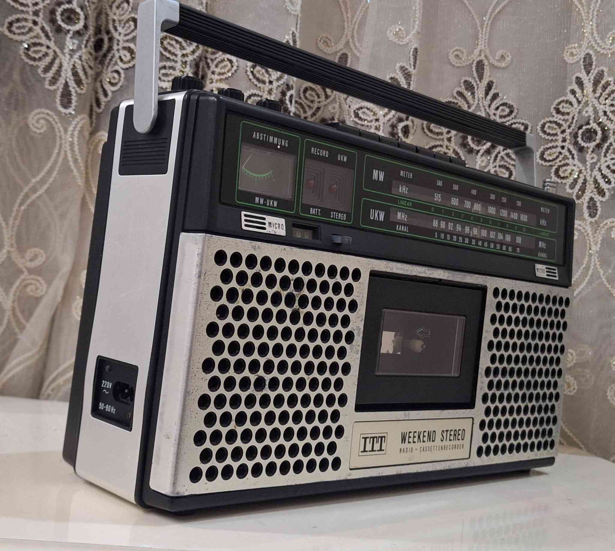 رادیو مسجل  ITT الماني اصلي    جهاز نضیف جدآ    كامل شغال 
صوت عالي ونقي  انتاج 1978
يعمل على الكهرباء 220 فولت  المباشر او بطاريات عدد 6 کبیر 
موجات رادی  FA  MW 
توصیل للکل محافظات  العراق  للحجز مراسلة الصفحة او مراسلة واتساب على الرقم ***********
