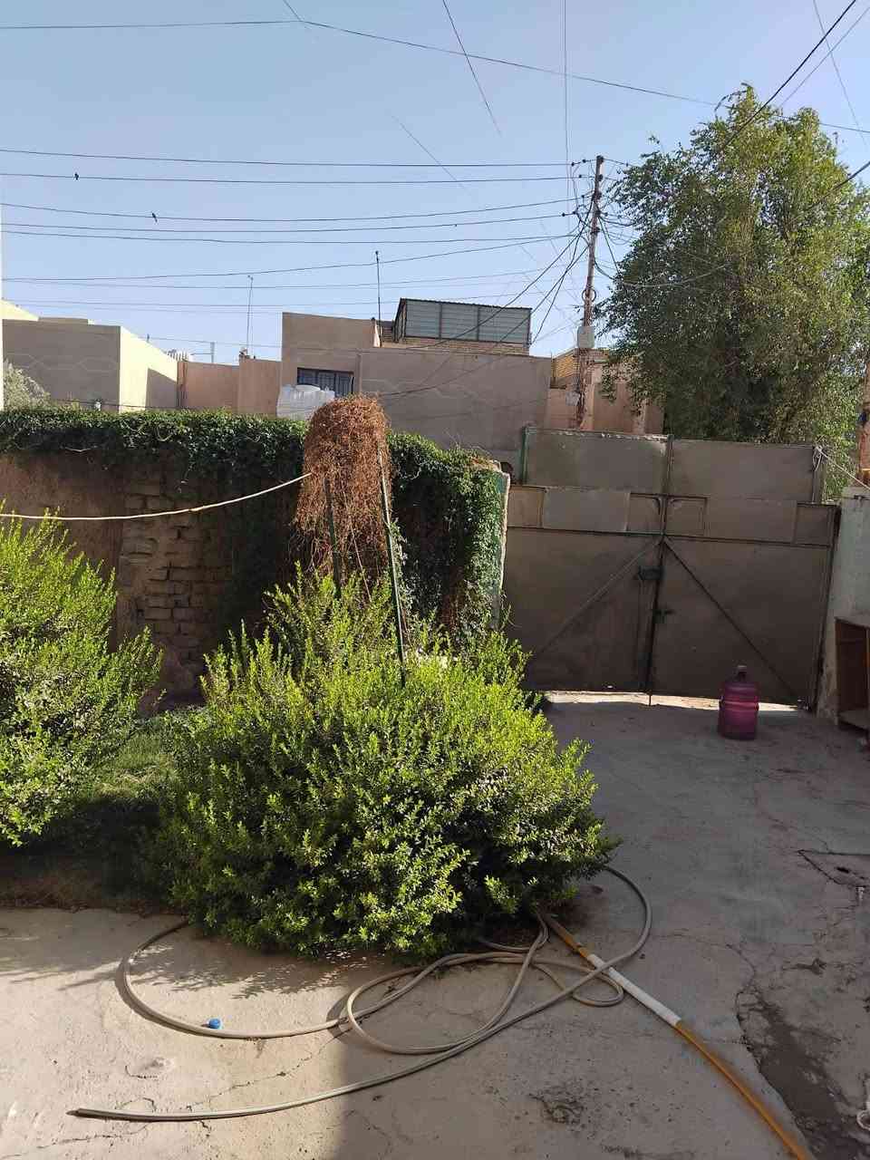 بيت تجاوز مساحه 200م للبيع سعر 40بي مجال قليل زعفرانيه الاساتذه معهد سابقا بيت صب  كونكريت منطقه هادئه وحلوه غرفتين نوم وهول ومطبخ وحمام وترك مخزن وكراج وحديقة  رقم *********** احمد للعقار
