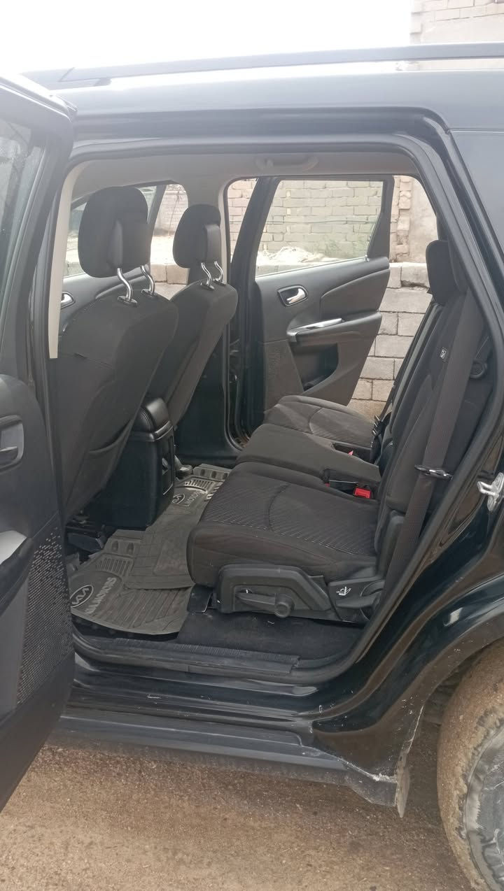 🚗 للبيع: دوج جورني 2018 - نظافة ومواصفات مميزة
النوع: دوج جورني (Dodge Journey)
الموديل: 2018
اللون: أسود ملكي
المحرك: 4 سلندر، سعة 2400 (اقتصادي وعملي)
الوارد: أمريكي
الرقم: ذي قار (اللوحة الجديدة)
✅ المواصفات والإضافات:
 * نظام التشغيل: بصمة (تشغيل ودخول ذكي).
 * التبريد والتدفئة: تبريد ثلج وتدفئة ممتازة.
 * الحساسات: حساسات خلفية أصلية.
 * التحكم: تحكم ستيرن متكامل، مثبت سرعة.
 * الداخلية: نظيفة جداً وبحالة ممتازة.
🛠️ تفاصيل الحادث (تقرير أمريكا):
 * الجاملغ (الرفرف): تبديل.
 * البنيد (الغطاء الأمامي): صبغ فقط.
 * السيارة جاهزة استخدام شخصي تراي باي مكان يعجبك 
💰 السعر والتفاصيل:
السعر: 125 ورقة (12,500$) وبيه مجال بسيط للشراي المباشر.
المكان: البصرة.
للتواصل والاستفسار اتصال واتساب [ *********** ]
