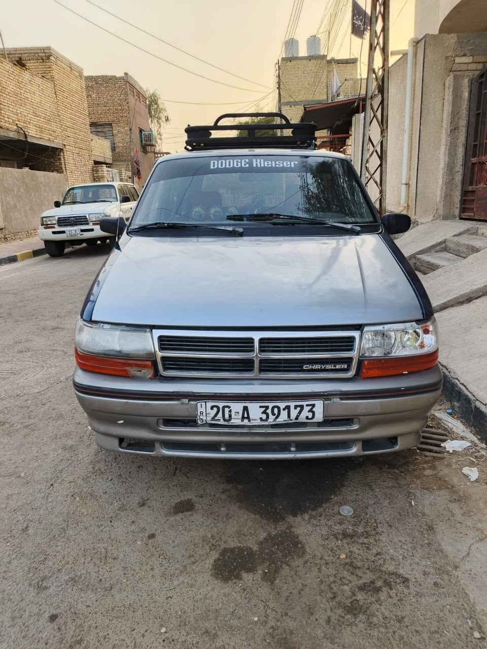 سلام عليكم
دوج كلايزر ١٩٩٢ 

كير و مكينة كامر ابو الجف 

باقي السيارة كلة بلادي ولا قطرة خياس 

مصبوغة للجمالية 

صدر و تايرات نص عمر 
رقمهة ديالى انكليزي 

سعرهة ٣٢ و بي مجال حك الجية 

مكاني بغداد الحسينية 

***********
