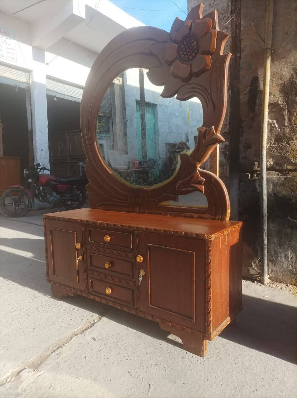 محل ياسر بوفية نجارة قياس مترين ونص السعر 110 چرابي ععد 3 البيضة سعرها 50 والصاجية على 40 ميز تواليت عدد 2 سعر الواحد 50 كومديات 2 سعر الواحد 15 اذا ثنينها ب25  للاستفسار الإتصال على الرقم *********** او مراسلة الصفحة
