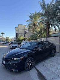 للبيع كامري بانزين فقط 2023 se plus night shade السياره ماشيه 42 فول م...