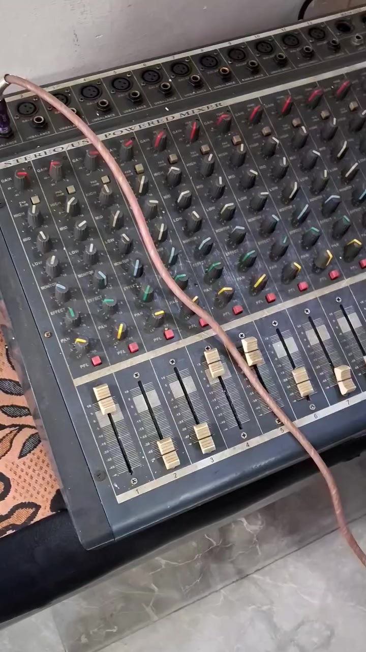 سلام وعليكم ٣ مكاسر اللبيع ابو جنطه ايطالي اصلي اتلاثتهن ممصلحات سعر ٧٠٠مكاني بغداد ***********
