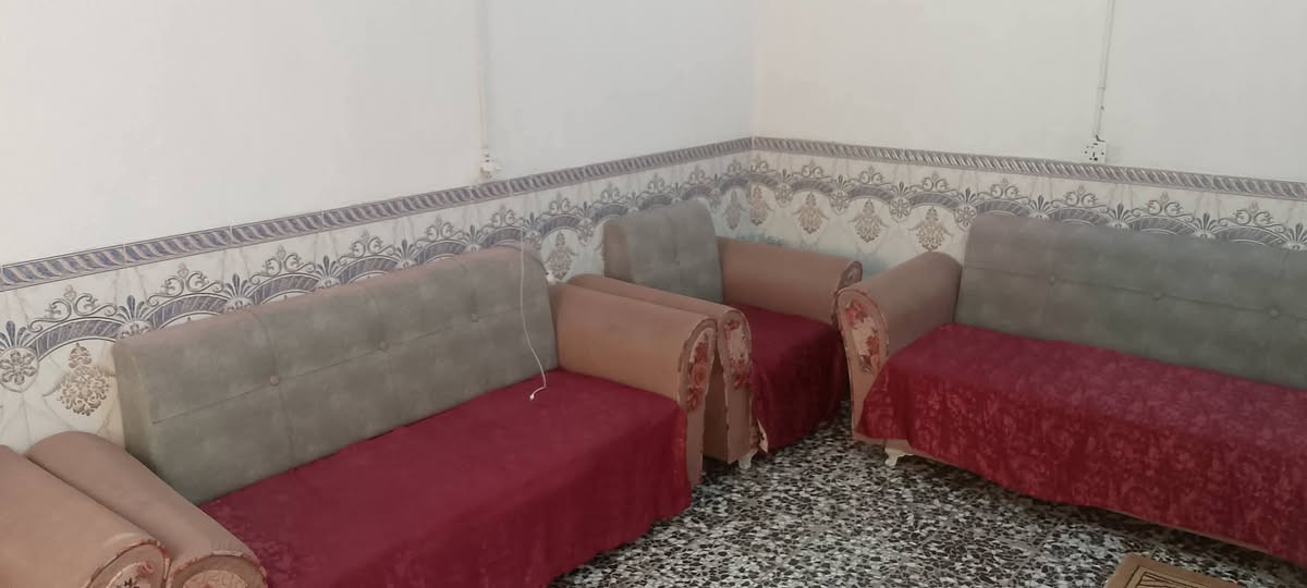 بيت 64 م طابو زراعي مشمول بالتطويب يتكون من غرفه وصاله واستقبال وحمامات 2 ومكشوفه ومطبخ بناء جديد طابوك وبلوك بناء نضيف ومرتب قريب ع فلكة المطار خلف مجمع عماد سكر مباشرتا اول فرع ع الشارع موقعه يخبا خدمات والكهرباء متطفى السعر 23بس  ***********
