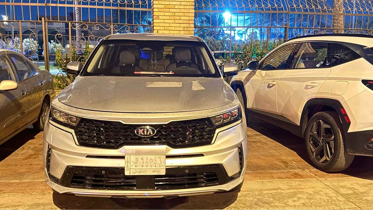 السلام عليكم كيا سورنتو وارد امريكي 
4سلندر 2500 فئة lx  حادثها البنيد مصبوغ وشوية من الجاملغ بدون دواخل 7راكبً رادارات تحكم ستيرن 
كامرا توقف ذاتي  
*********** بغداد, العراق
