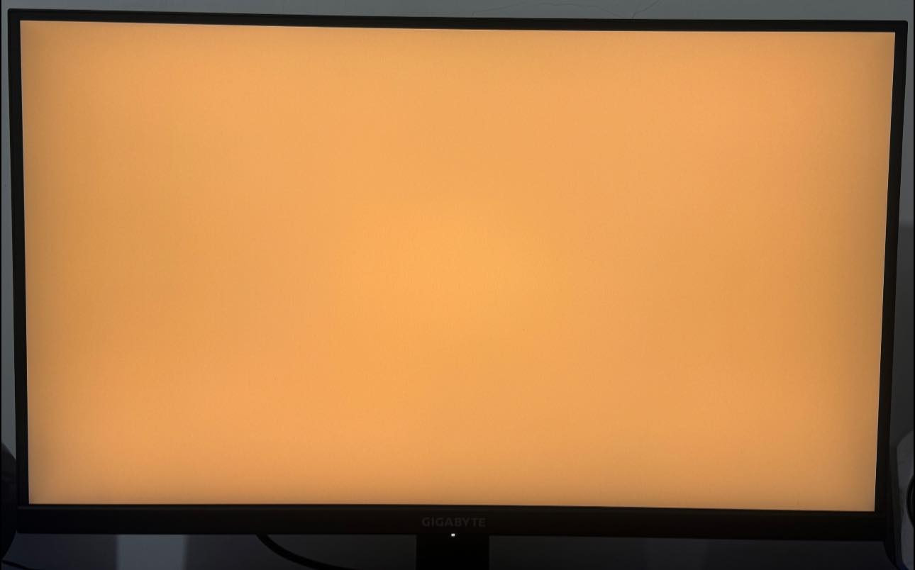 للبيع: شاشة قيمنق GIGABYTE GS27U (دقة 4K) بحالة ممتازة
السلام عليكم، للبيع شاشة Gigabyte GS27U Gaming Monitor الغنية عن التعريف، الشاشة تجمع بين الدقة العالية جداً والأداء السريع، مثالية جداً لأصحاب الـ PC القوي أو أجهزة الكونسول (PS5 / Xbox Series X).

🖥️ المواصفات التقنية:
• الموديل: Gigabyte GS27U UHD.
• الحجم: 27 بوصة.
• الدقة: 4K Ultra HD (3840 x 2160).
• نوع اللوحة: SS IPS (ألوان رائعة وزوايا رؤية واسعة).
• معدل التحديث: يصل إلى 160Hz (OC).
• زمن الاستجابة: 1ms (MPRT).
• المميزات: تدعم HDR400، تقنية FreeSync Premium، ومزودة بمنفذ DisplayPort 1.4 ومنفذين HDMI 2.1.

⚠️ ملاحظة للأمانة (إبراء للذمة):
يوجد في الشاشة بكسل ميت (Dead Pixel) واحد صغير جداً في منتصف الشاشة تقريباً (مرفق صورة مقربة له). البكسل غير مؤثر نهائياً على تجربة اللعب أو المشاهدة ولا يكاد يُرى إلا بالتدقيق الشديد على خلفية فاتحة، لكن ذكرته للأمانة والمصداقية مع المشتري.

📦 الملحقات والحالة:
• الشاشة بحالة نظيفة جداً ( استخدام قليل ).
• متوفرة مع كرتونها الأصلي وكامل ملحقاتها.
• تاريخ التصنيع (كما هو موضح على الكرتون ): عام 2024.
💰 السعر المطلوب : (450الف) ( قابل للتفاوض البسيط ).
📍 الموقع: [الديوانية].
📞 للتواصل: عبر الرسائل الخاصة أو واتساب [***********].
