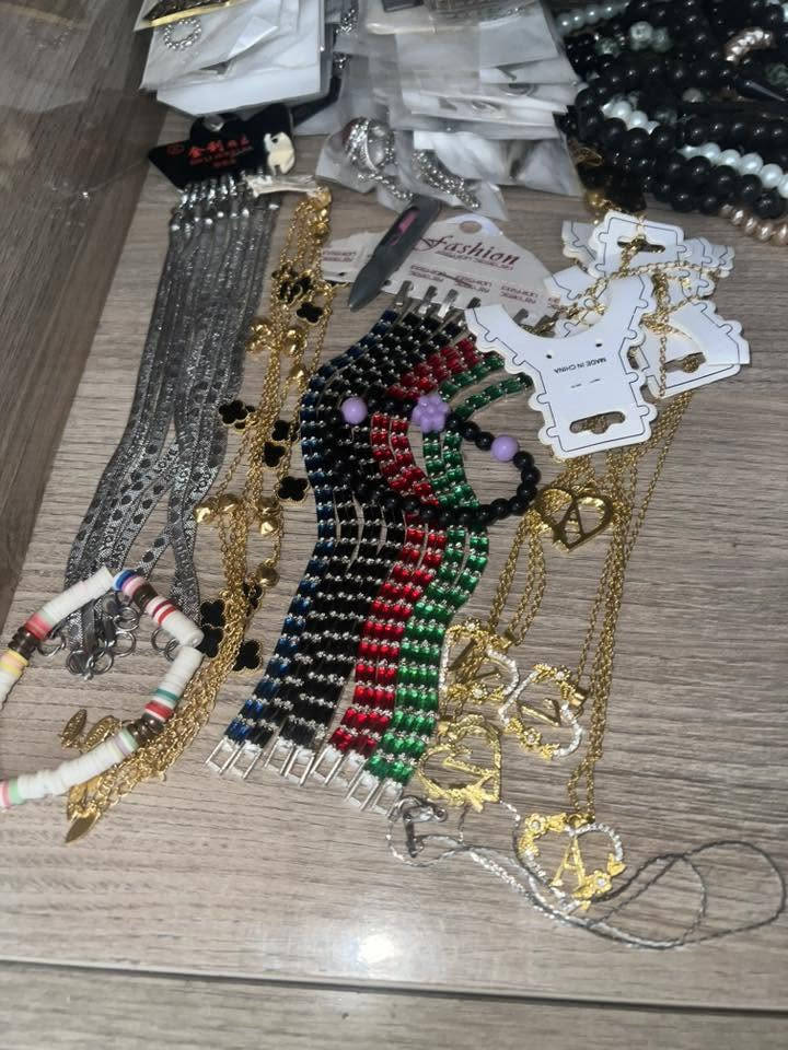 کۆمەڵێ عەشیا ئێسسوارات بە جوملە بۆ فرۆشتن پارەکەم پێویستە ٢٠٠ پارچەیەک ئەبێ بێ لە بۆکسەکان و مستیلەکان 
*********** whatsapp
