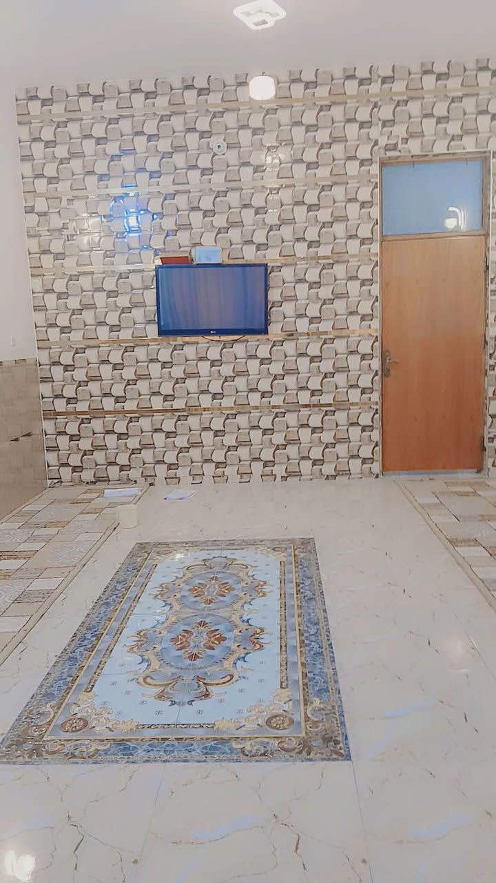 سلام عليكم. 
دار للبيع ٢٠٠ متر قاطين 
بناء حديث 
أول بيت على الشارع العام 
مقابل شارع السجن 
للتواصل ***********
