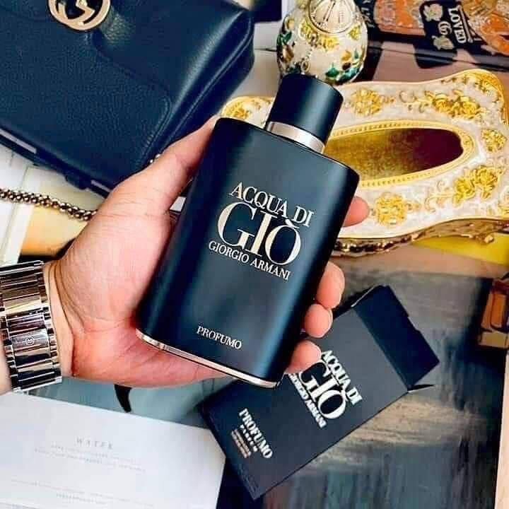 ✨ العطر الرجالي الاكثر طلبا 
عطر أكوا دي جيو بروفومو من جورجيو أرماني Acqua di Gio Profumo Giorgio Armani

عطر أكوا دي جيو بروفومو Acqua di Gio Profumo هو أحدث عطور دار جورجيو أرماني Giorgio Armani للرجال صدر مطلع هذا العام 2015 كأحد عطور الأروماتيك أكواتيك في قنينة سوداء اللون مع مكونات أكثر عبقا من الإصدارين السابقين (أكوا دي جيو ، و أكو دي جيو إيسنزا)

عطر اكوا دي جيو بروفومو Acqua di Gio Profumo

يحوي عطر أرماني الجديد أكوا دي جيو بروفومو Acqua di Gio Profumo مزيجا من البخور و رائة مياه البحر مع البرغموت و المريمية و الباتشولي.
الحجم. 100 مل


**إذا كنت صاحب هذا الإعلان وتريد حذفه لأي سبب، رجاءا أرسل رسالة إلى الدعم الفني**