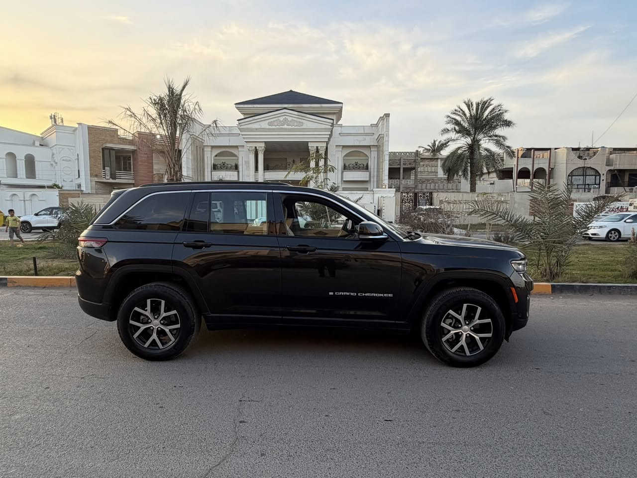 Jeep Grand Cherokee 2024
الموديل 2024 . وارد امريكي دخول جديد مرقم بغداد 
المحرك : 3600
العداد :20 الف  
اللون : اسود زيتوني مغلفه Bbf
داخل سياره لو بيجي 
وضع الشارع/ حساسات  امامي خلفي
فور ويل 
سياره دفع رباعي قياده انظمه جبلي ثلجي صحراء 
شاشه كار ابلي 
مرايات رادار نقطه عمياء 
مري شفط + اشاير 
مكفوله من صبغ وتبديل 
بيه بارد ممبين نهائي 
السعر 318 وبيه مجال مراوس بلقناعه 
***********
