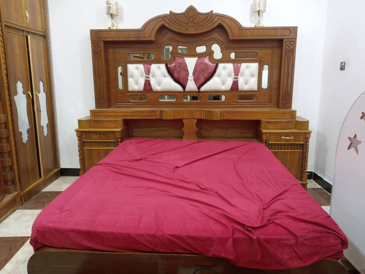 سلام عليكم ورحمة الله وبركاته غرفة اخشاب للبيع نظيفة مثل ما موضحة بالصور *********** اتصال واتساب موجود
