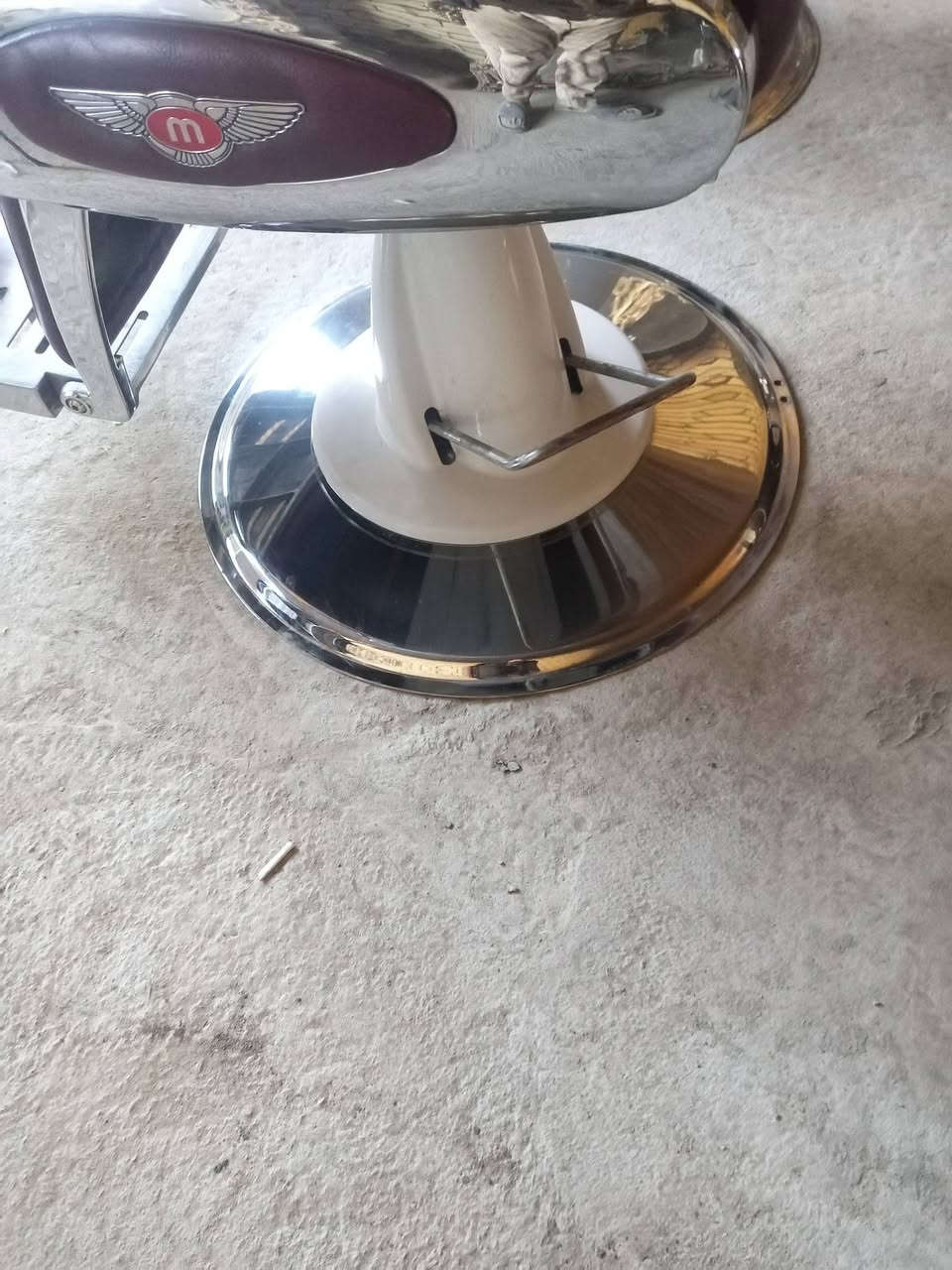 كراسي حلاقة ملكي درجه اولى نضافه 100٪ عدد 2 العنوان بابل مدينه القاسم *********** /***********
