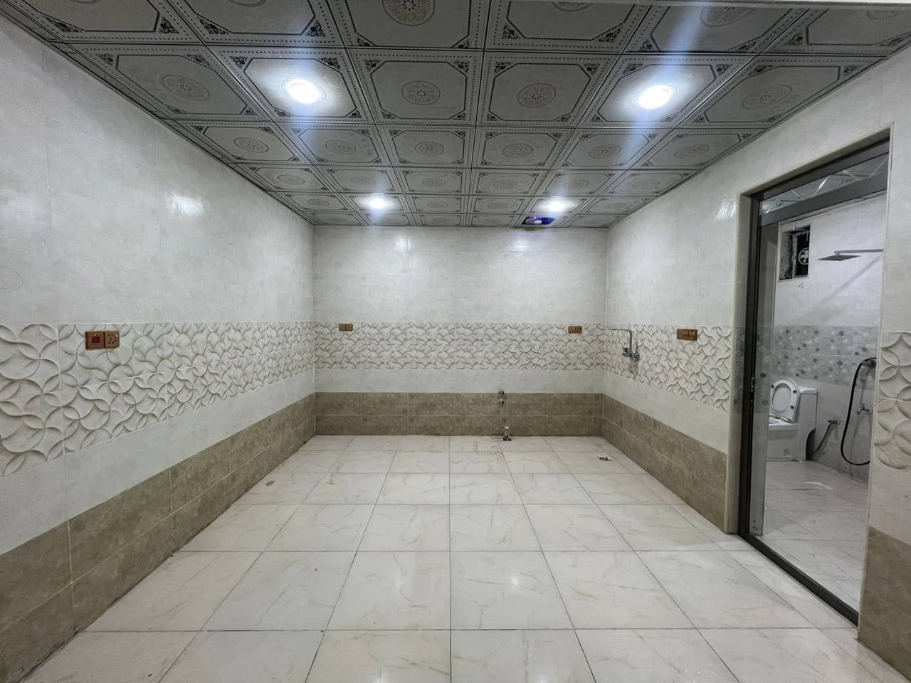 #شركة_ارض_ادم_للوساطة_العقارية 

🏠 شقة للإيجار – زيونة /محله 716بشارع مدينه العاب بغداد

🔹 التفاصيل:

✅- الطابق:الاول
✅ بالكون
✅- يوجد مصعد
✅- كهرباء 24 ساعة
✅- غرفتان + خدمات
✅- مطبخ

🔒 الأمان:

✅- نظام سكيورتي
✅- كاميرات مراقبة
✅- الإيجار للعوائل فقط

📞 للاستفسار والاتصال:

***********

***********
