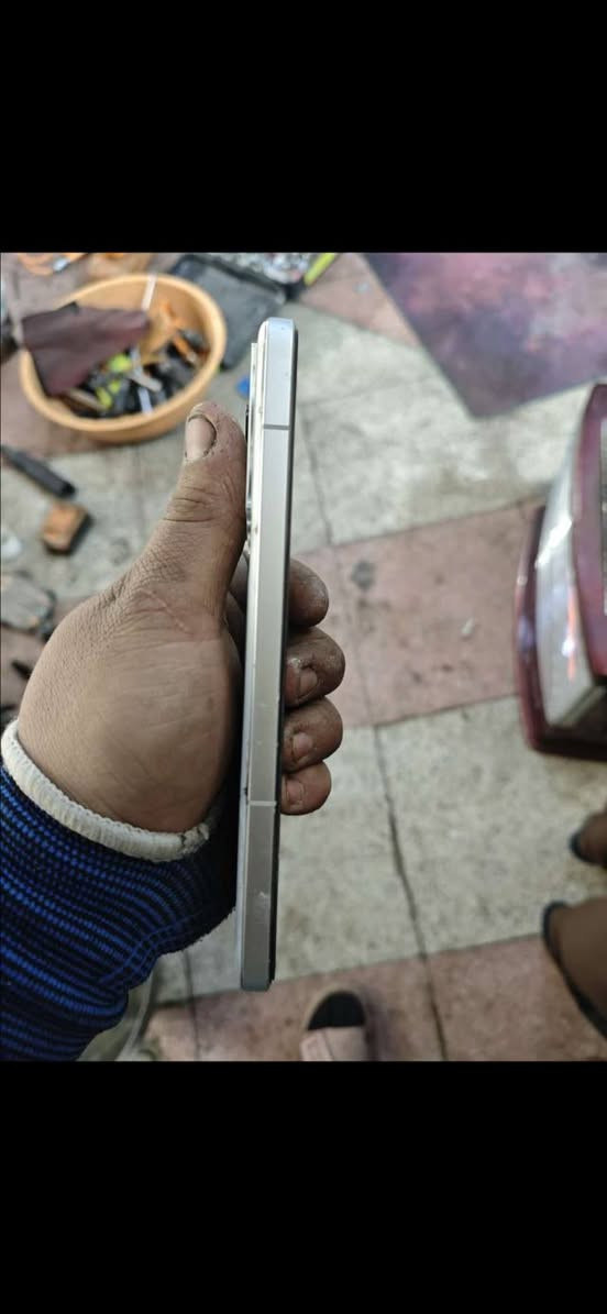 جهاز نضيف بي بس خط بل شاشه مو فطر لا بس خط وموضح بل صوره وضهره مفطور وذاكره الجهاز 512كيكه ولرام 12+12 يعني 24 ويدعم 120 فريم بل ببجي ومعالجه قوي ومواصفاته حلوا الجهاز بدون ملحقات السعر 275 وبي مجال حك جيتك مكاني البصره الزبير المربد الجديد رقمي ***********
