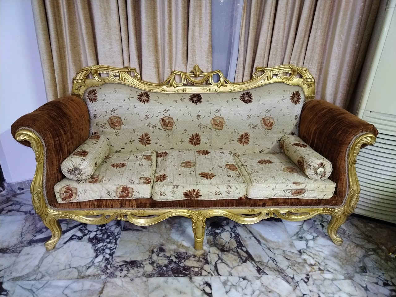 السلام عليكم من رخصة الادمن متوفر طخم قنفات زان مصري + ديوان عراقي شغل درجة أولى للبيع في بغداد التاجي للاستفسار الاتصال على الرقم *********** ابو وسيم
