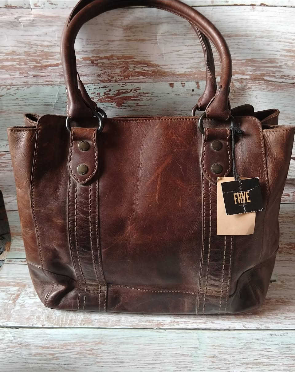 حقيبة  جلد طبيعي معتق  من مجموعة "ميليسا" من ماركة فراي (Frye).
قياس ٤٥_٥٠


**إذا كنت صاحب هذا الإعلان وتريد حذفه لأي سبب، رجاءا أرسل رسالة إلى الدعم الفني**