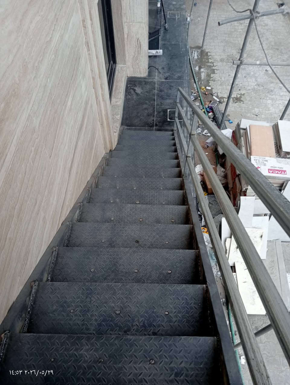 درج حديد ارتفاع 3 متر قياس البايات 90×28 ارتفاع كل بايه 18 الموقع محافظة البصره بريهه
***********
