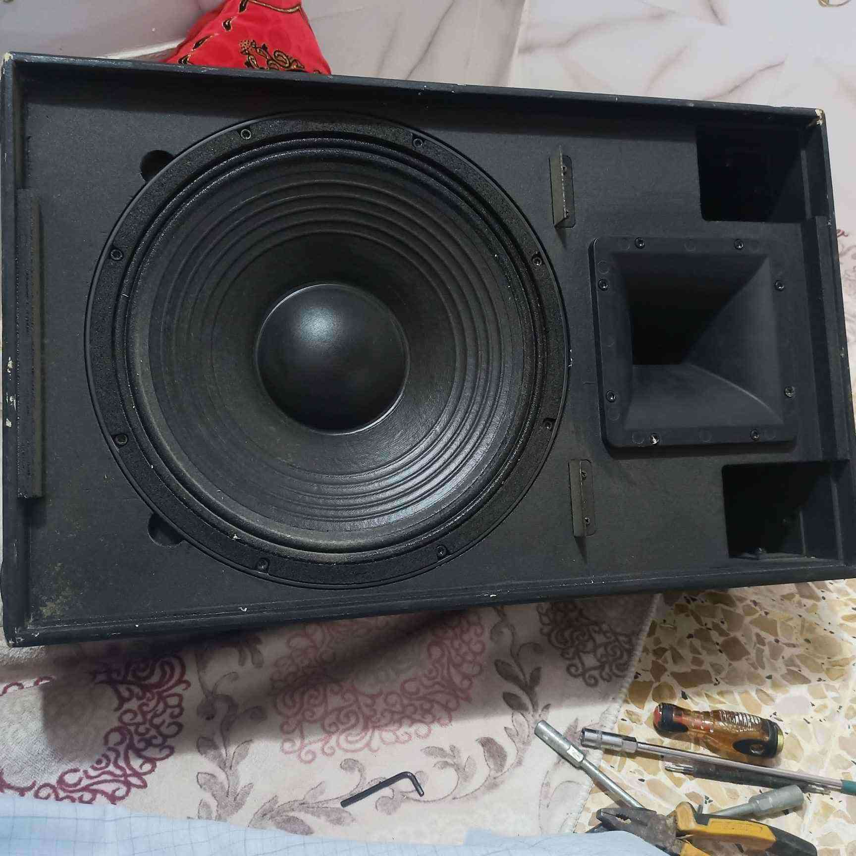 السلام عليكم ورحمة الله وبركاته 
سماعات للبيع زوج صب أصلي شركة ساونك كنك حجم 15 انج واطيه وكوالتي عالي سعر الزوج 500 ألف 

مع زوج سماعات كفر بلاستك نوع ماكس حجم 15 انج سعر الزوج 350 ألف دينار 
كلهن بحاله جيده شرط الفحص
استفسار أكثر ***********
