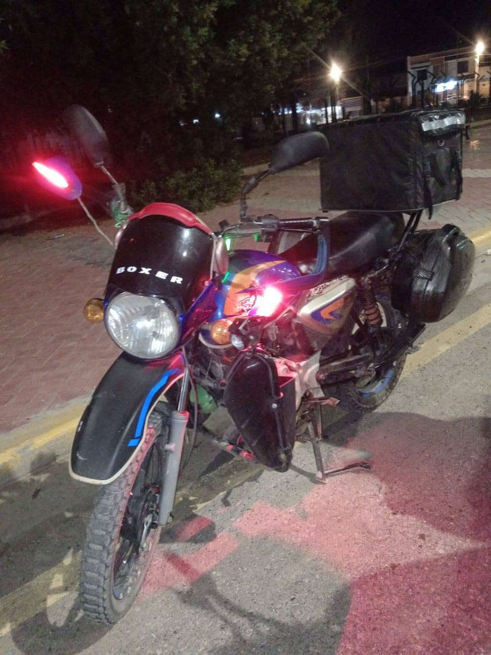 دراجه بوكسر موديل 21 شهر 12 اوراق اصولي اصولي اصولي دراجه لاطشه كل الغراض وياهه ماعده صندوك دلفري مال مطعم مكان واسط قضاء الحي للأستفسار على الرقم *********** غير متواجد ع خاص وبخدمتكم انييي  مراوس بأيراني عاديي

