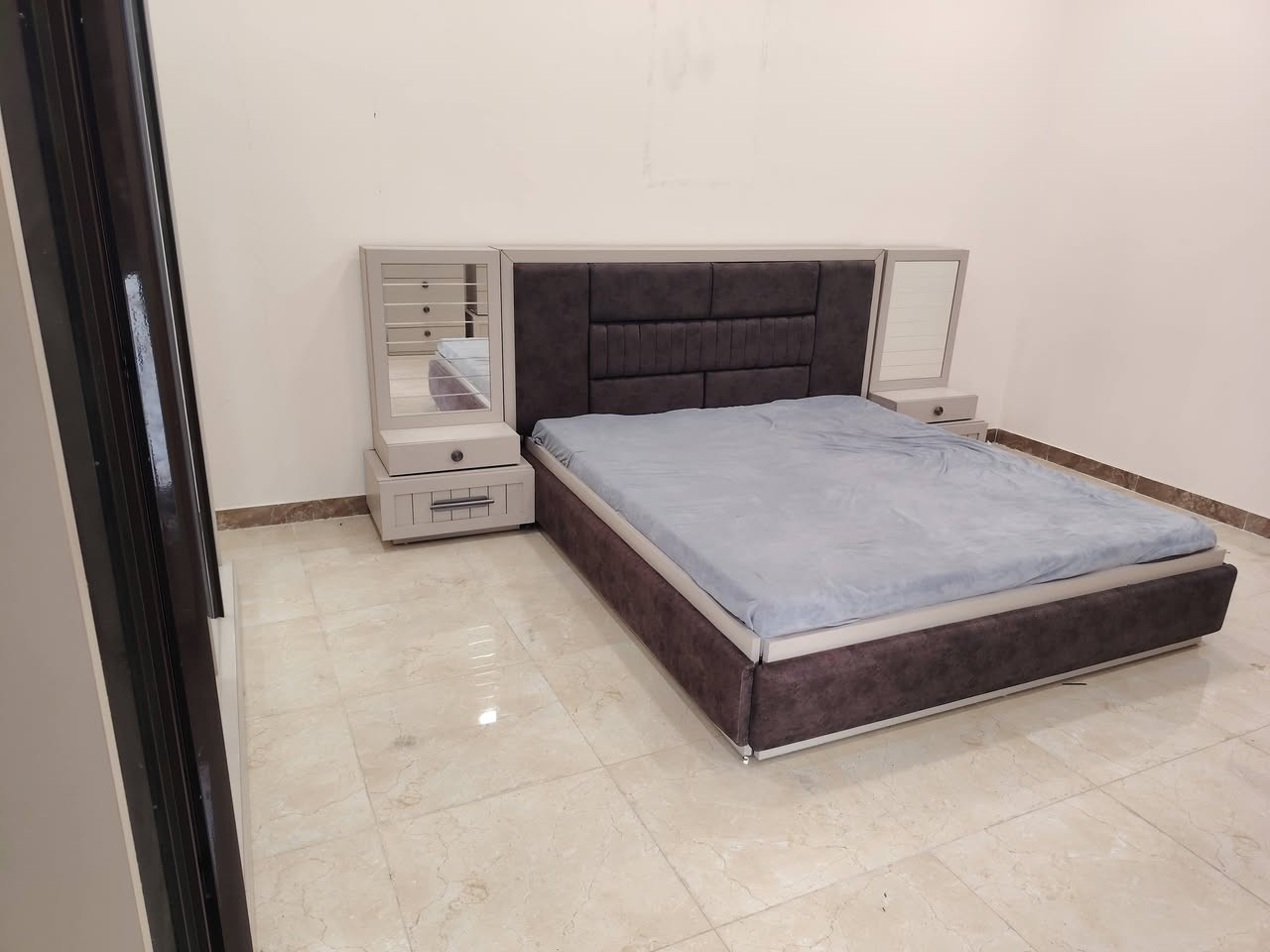 كاونتر تزكام قبل شهر مسوينه ب3ملاين ونص مشتغلينه تزكام مو سوكي 4متر وعادي قطعه بصف قطعه إذا مكانك صغير وياه ملحق كذالك ٤ متر وملحق ثاني ووياهم طباخ مصري درجه اولئ وسنك سل ستيل إيطالي قبل شهر مشترينه وتجي تشوف وصل الشراء اشكد ب3ملاين ونص نريد نبيعه مليون و٨٠٠ فقط لأن عدنا سفر قبل شهر جايبه
___
وعندي كذالك وياها غرفه تركي بي دي اف من أقوه الغرف الماركة مشترينها ب33 ورقه مو غرف سوكي لا أقوه الغرف البي دي اف التركي ب33 ورقه مشترينها وموجود وصل الها رايدها مال مستعجل مليون و٧٠٠ وبالعافية ع الي ياخذهن ما صارلها شهر وكدام عينكم النضافه الكاونتر والغرفه بربغ قيمتهن عارضهن
واتساب
***********
