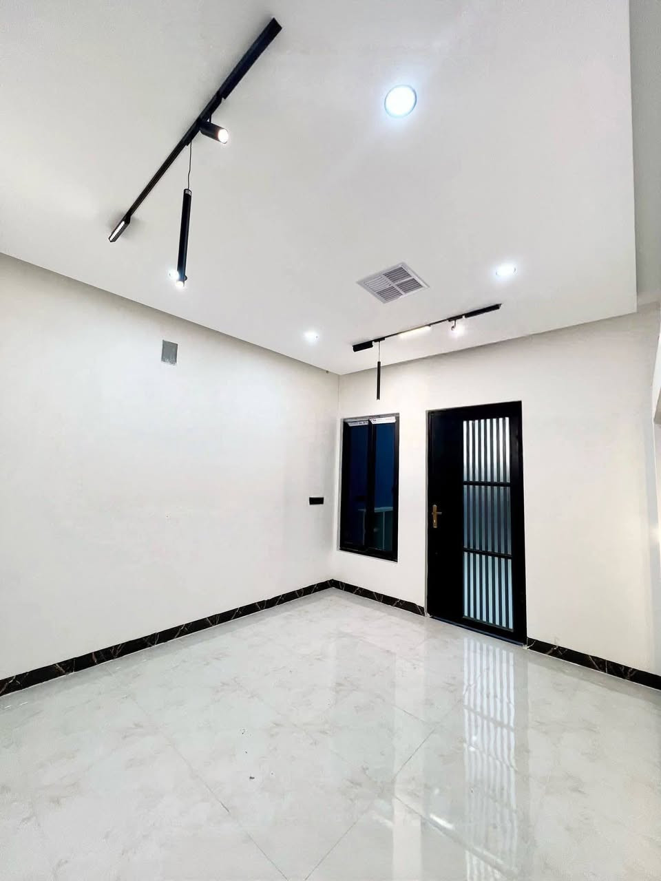 دار سكني للبيع 
بناء Vip زيرو تسليم فوري 
في الموصل حي السماح قرب الشارع العام 
البيت كلو جبس بورد 
ونظام تبريد مركزي 
اتجهة قبلة 
موقع مميز جدا
 💥💥  📍
بناء فاخر فول  Vip📍📐
4 بيت عن شارع العام قرب مدرسه الصينيه 📍

 واجهه 5عمق 20   المساحة 100م📍
 طابق ونص ط1غرفه نوم وهول وأستقبال وصحيات ومطبخ وكراج ط2📍
 غرفتين نوم وهول وصحيات وسطح 📍
زيرو🪐
تسليم فوري الموقع حي السماح  📍
 الاستفسار اتصل ع الارقام 
0751835312 ابو اسماعيل📍
*********** ابو عبدالله 
*********** عبود 📍
*********** ابو عبدالله 
*********** ابو اسماعيل
