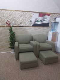 عندي ذن الكراسي امريكيات اصليات بيش يفيدنك اخذهن مكاني بغداد الجديده ٠...