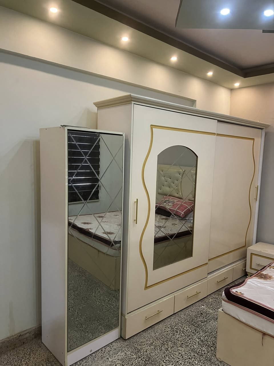 السلام عليكم من رخصة الادمن عندي غرفة نوم وسبالت3وغسالة وثلاجة وتخم للأستفسار ***********
