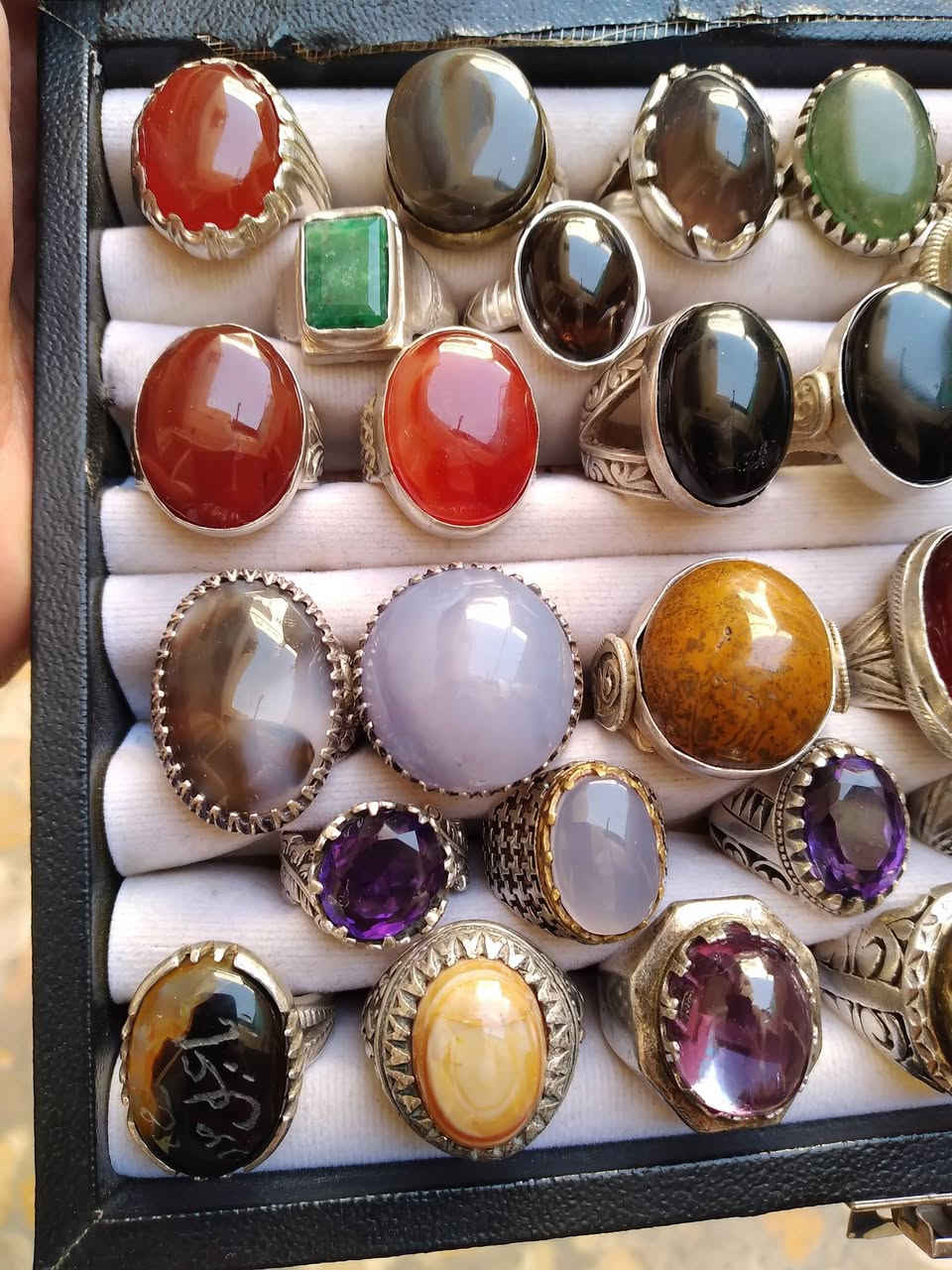 طبلة محابس ثقيله صياغات قديمه اكثرهن يماني.  عدد ٣٤ محبس وزن كلي ٦٢٠ غرام. قوالب ثقيله نقش يدوي احجار طبيعيه. 
للمهتم  خاص يوجد توصيل


**إذا كنت صاحب هذا الإعلان وتريد حذفه لأي سبب، رجاءا أرسل رسالة إلى الدعم الفني**