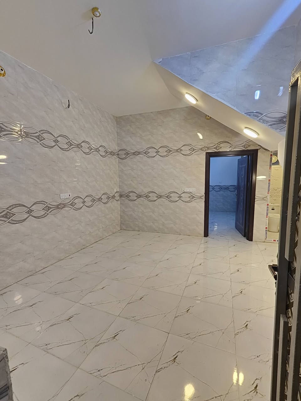 اللهم صلي على محمد وال محمد  (***********)
بيت 50م طابقين طابوك  في كربلاء شارع ابو طالب 🥰
نظام المدخلين كل مدخل معزول وحده 
يتكون من 3غرف وحمامات عدد 3 وبيتونه ومطبخ عدد 2
وصاله ومنور 🥰
منطقة سكنية تتوفر فيها جميع الخدمات تبليط 
طابو زراعي قرار محكمه سند 25 
للأتصال او واتساب ***********
