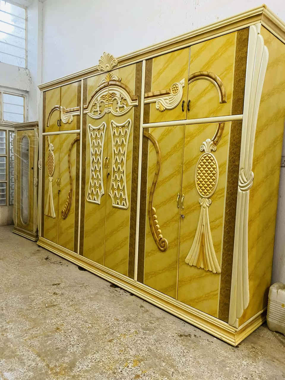 غرفة نوم عراقي مستخدم اخو الجديد وباسعار مناسبة شغل درجة اولى مرتب السعر 750 وبيها  
رقم الهاتف ***********
