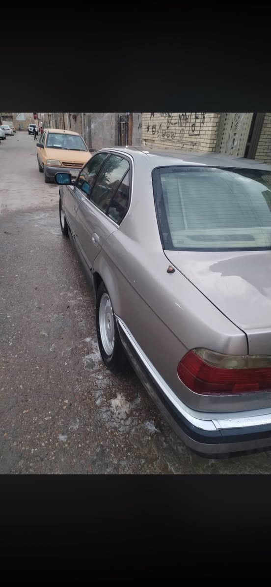 السلام عليكم BMW مديل 1995 البدي نظيف كير مكينه مكفولات فقط نضح دهن من قبق ولفات بسبب الواشر 
والدعامية الامامية مكسورة فقط 
سنتر لوك شغال 4 بيبان 
شاشة اندرويد وكاربلاي جديدة سماعات
الحدادية الامامية 100/100
الخلفية نص عمر 
سيارة بديها نظيف يرادلها ملاحظات بسيطه تخم تاير جديد 
ويل نظيف 
باتري اصلي جديد لايتات زنون 4 الكهربائيات كلها شغاله 
تبريد خير من الله 
مكان السيارة ميسان 
***********
متواجد فيس وواتساب
