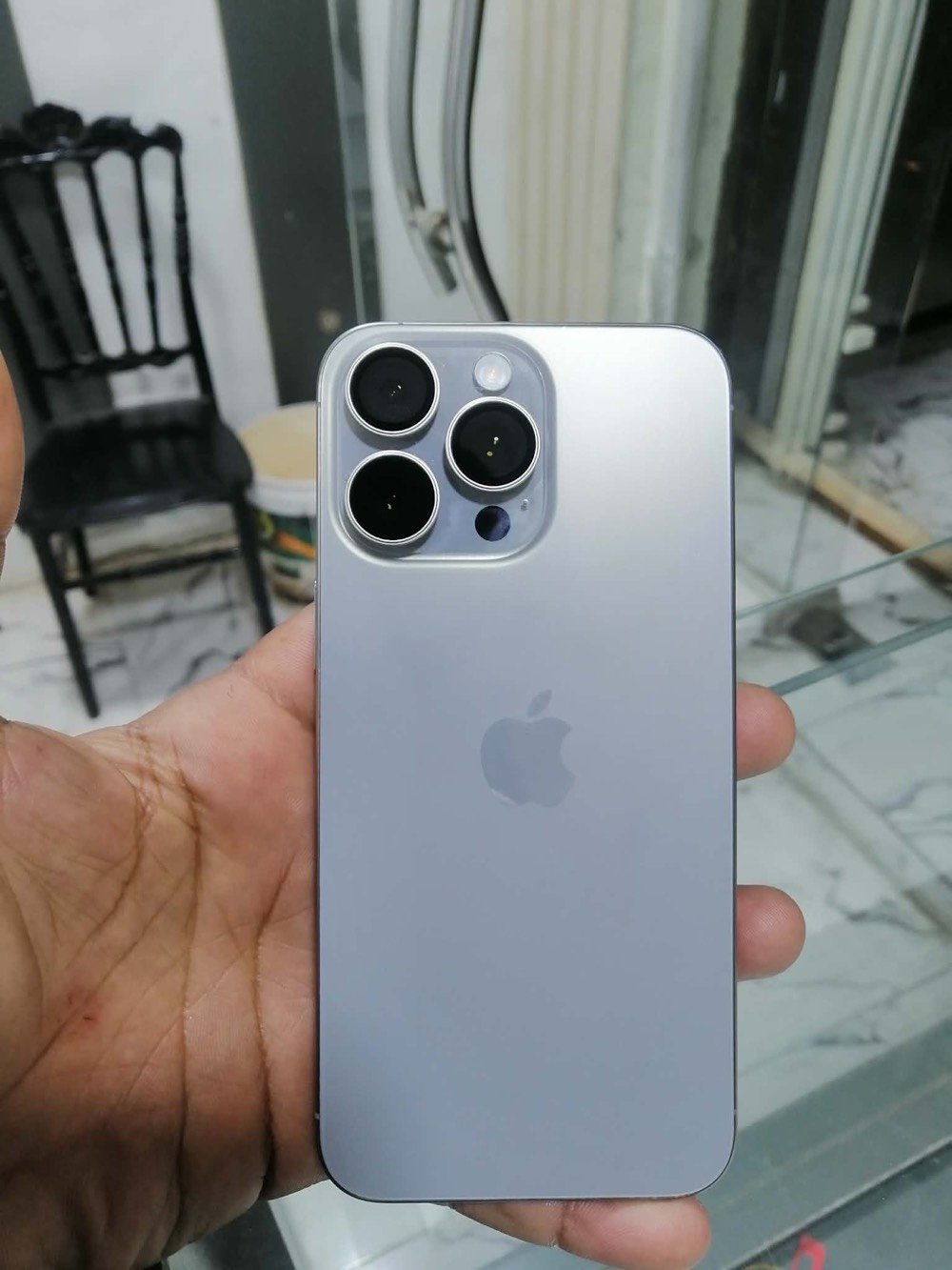 السلام عليكم شباب 
ايفون 15 PRO MAX تيتانيوم 
الجهاز نظافته ع عالم شخط مابيه يلمع اصلا
بطارته 88 اصليه 
ذاكره 256GB 
مبدل شاشه مال تفصيخ احسن نوعيه بالسوك 
كلشي شغال بالجهاز حاله حال الوكاله
تجي للبيت تفحصه ع راحتك اي خلل بيه تاخذه بلاش 

سعره 850 الف فقط ✅
مكاني بغداد الدوره ✅
رقمي ***********