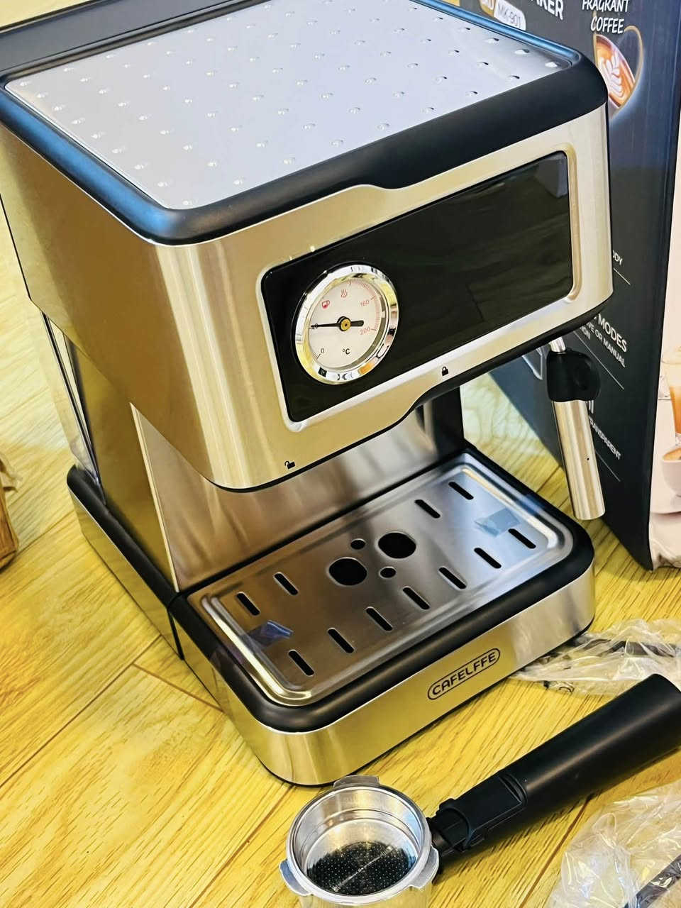 ماكينة إسبريسو CAFELFFE MK-901: ماكينة قهوة شبه أوتوماتيكية بضغط 20 بار وشاشة تعمل باللمس.المميزات الرئيسية: تحتوي على نظام رغوة الحليب وخزان مياه سعة 1.5 لتر تقريبًا.الوظائف: قادرة على تحضير القهوة الساخنة والباردة.
جديده لوك 
سعر ٩٥ الف 
شوفو سعرهه بالعراق بأخر صوره 
متوفر توصيل ٥٠٠٠

للحجز ع الخاص 
توفرت قطعه وحده فقط


**إذا كنت صاحب هذا الإعلان وتريد حذفه لأي سبب، رجاءا أرسل رسالة إلى الدعم الفني**