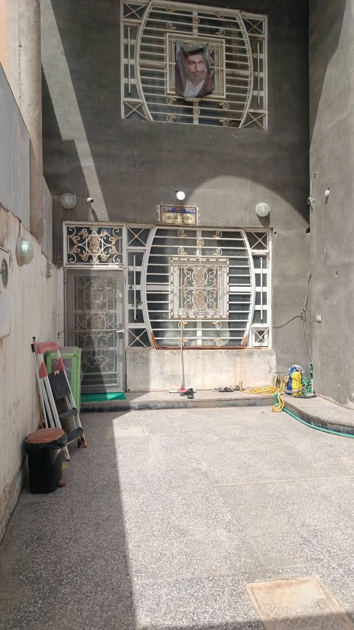 السلام عليكم 
بيت للبيع مع ((بعض)) الاثاث المستعمل المساحة 247
(طابو زراعيي) وليس عقد
بناء درجة اولى 
الواجهة 12 متر
 نزال 20 متر
البيت يحتوي على 3 غرف نوم كبيرة 
5 حمامات سويت 
كراج + حديقة
استقبال واسعة جدا 
للإستفسار اكثر التواصل على الواتساب ***********
