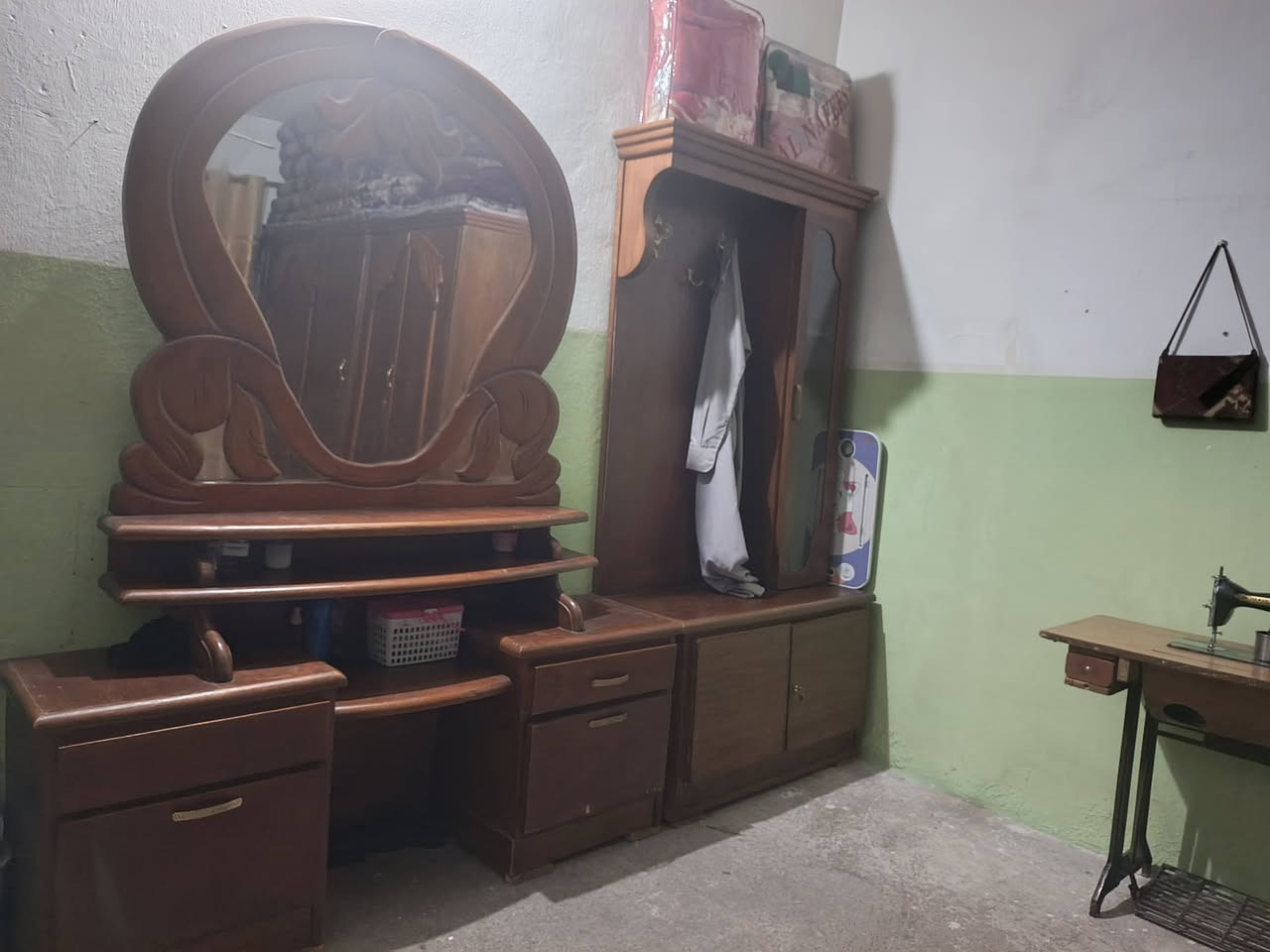 غرفه نوم خشب صاج 
مستعمله قليل 
5ابواب 
تختت حجم كبير ملحق عالي 
زاوية حجم كبير 
المراه كبيرة
كامله تتفلش وتتركب حل وشد
عنوان الايسر حي عدن
السعر. 590الف بيها مجال حك الجية 
التواصل خاص


**إذا كنت صاحب هذا الإعلان وتريد حذفه لأي سبب، رجاءا أرسل رسالة إلى الدعم الفني**