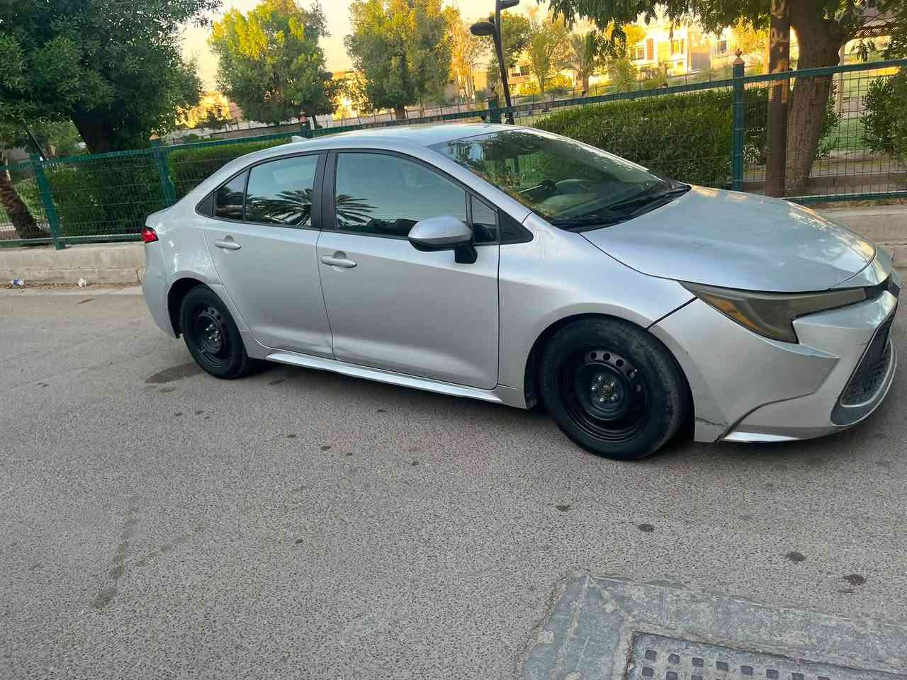 السلام عليكم 
كورلا موديل ٢٠٢٢امريكي 
لون سلفر. ماشيا ٦٣الف ميل
السياره عاديه بدون مواصفات 
تحكم ستيرن فقط 
ضررها جاملغ وربع بنيد 
للتواصل ***********

